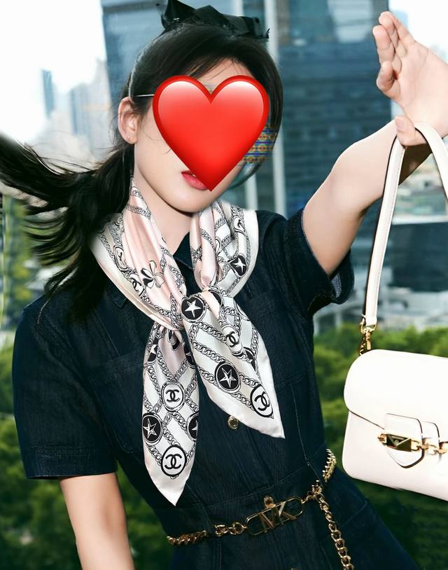 双面同色 香奈儿18姆米 高版本2025春夏新款 香奶奶永远都是比较经典 围上秒变高级女神 一条印有字母Logo交织图案巧妙搭配 简直太美了 爱藏于深处 尽显趣