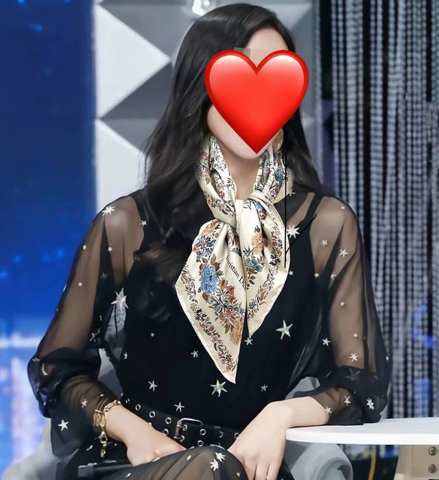 上新 迪家2025最新款，重磅推荐 下手一定要快 高端 大爱女人尤物 货极少 四季都可以用真心美的让人非常非常心动 上身效果简直美翻了 品质非常完美整个围巾给人