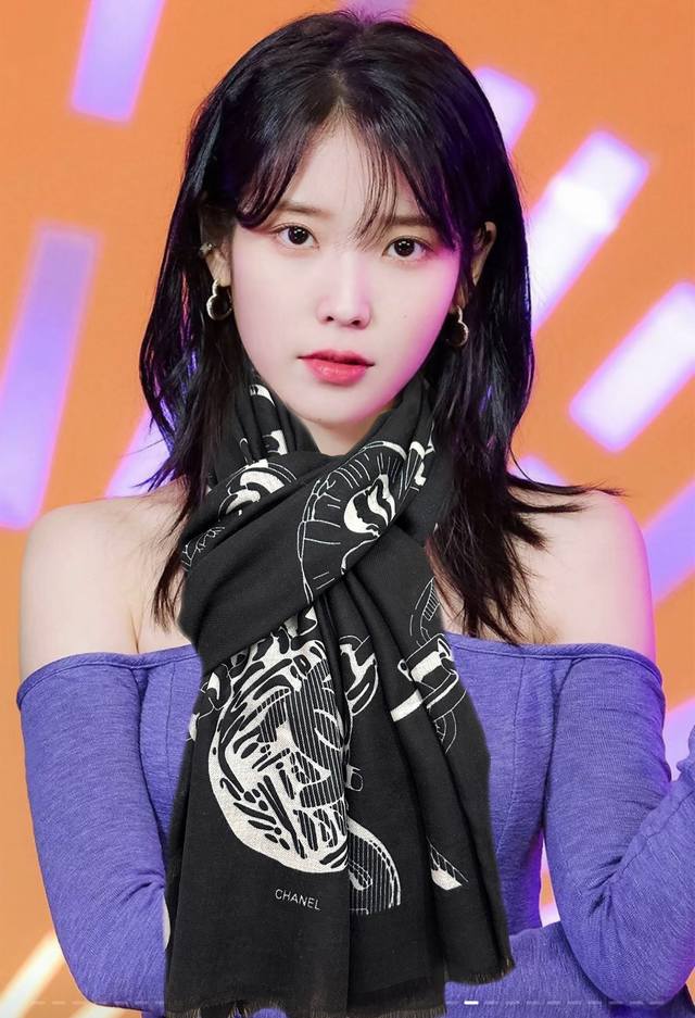 2610 小香最新款真心赞 羊绒长巾 实物真心美 披肩配以印花无论设计喷绘都是非常到位细节都可见整个围巾给人气场的同时又非常精致高端Vip推荐绝对值得入手尺寸：