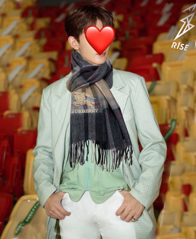 110%山羊绒 巴宝莉采用内蒙古顶级山羊绒，最新款男女通用情侣款重磅推荐 经典的格子，永不过时非常保暖柔软亲肤，不扎脖经典巴宝莉格纹设计太美了赶紧下手吧中性款男