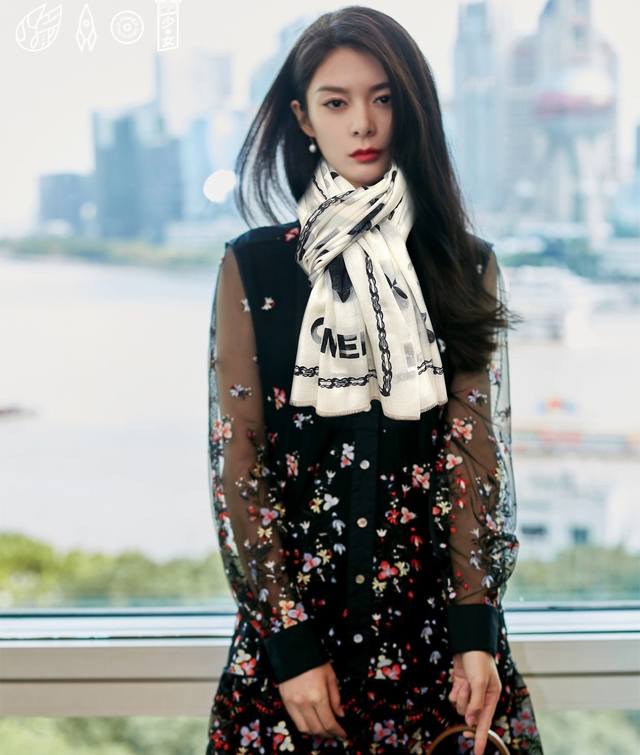 香奈儿 2025经典茶花优雅Coco风 ~气质到骨子里 香奶奶新一季的面料超高级，真心超级柔软，丝丝顺滑 韧性很强 不容易被轻易勾丝！今年新出的系列~真的被这样