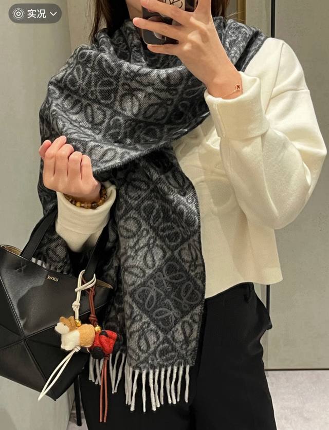 高版植绒版本 Loewe罗意威新款最火围巾，双面羊毛和羊绒围巾，角落饰有 Anagram 簇绒刺绣Logo，点缀双色格纹 Anagram 缇花图案。奶茶色此款围