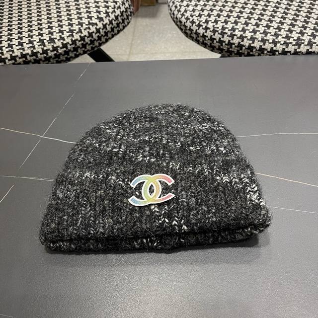Chanel官网品质香奈儿秋冬网红时尚毛线帽手感超柔软舒适的针织线帽，弹性极佳！