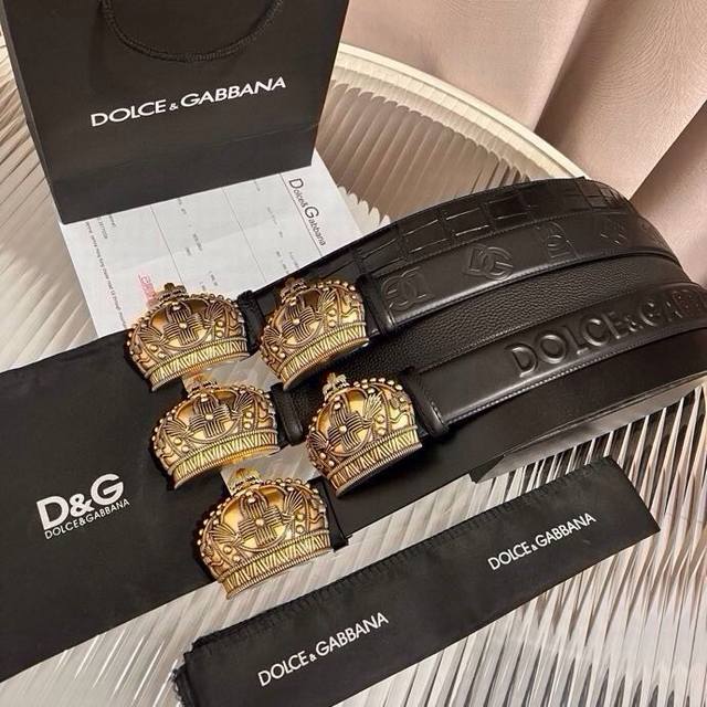 Dolce&Gabbana 全新软质小牛皮腰带，缀以个性化徽标搭扣。小牛皮腰带，搭配徽标装饰搭扣: 腰带宽度：40 Mm 镀钌金属搭扣 意大利制造 带面:牛皮革