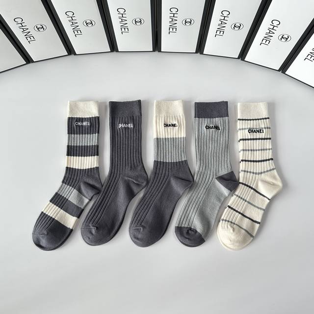 特 配专柜包装 Chanel 香奈儿 新款双针刺绣中长款堆堆袜袜子！一盒五双，专柜同步筒袜袜子，大牌出街，潮人必备超好搭。