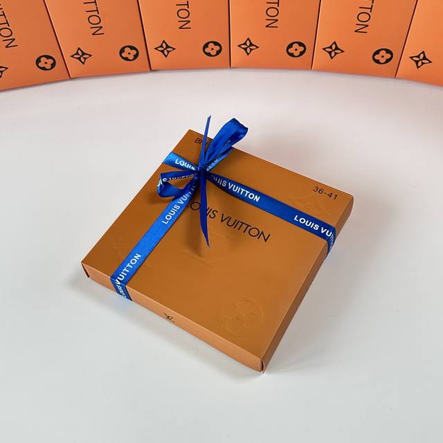 特 配专柜包装 Lv 路易威登 新款礼盒装中长款堆堆袜袜子！一盒四双，专柜同步筒袜袜子，大牌出街，潮人必备超好搭