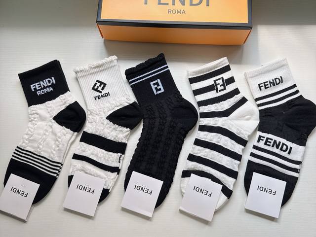 特 Fendi 芬迪Ff新品中筒女款袜子 一盒五双 超级经典的双F标志，纯棉材质制造，透气舒适，超级Nice超火爆小单品，大牌出街，潮人必备超好搭