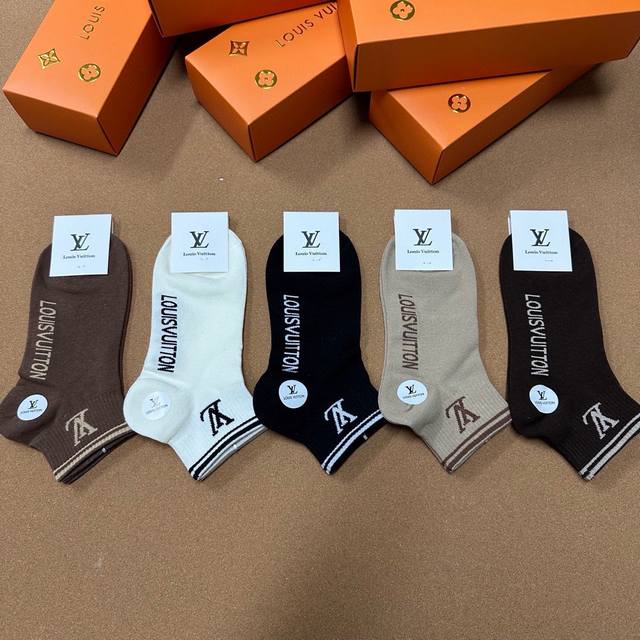 特 Louis Vuitton 路易威登驴家新品女款袜子 一盒五双 提花驴家经典Logo，纯棉材质制造，透气舒适，超级Nice超火爆小单品，大牌出街，潮人必备超