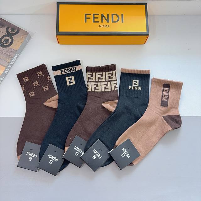 配包装 一盒5双 Fendi 芬迪经典中长款袜子高版本纯棉材质柔软，秒杀市场普通货，经典的双F图案Logo，专柜同步袜子大牌出街，潮人必备，超好搭
