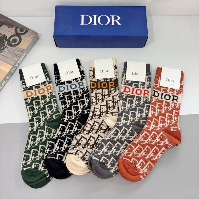 配包装 一盒5双 Dior 迪奥 新款小腿袜子！双针双路高版本面料，火爆Ｄ图案，专柜同步长筒袜子，大牌出街，潮人必备超好搭配