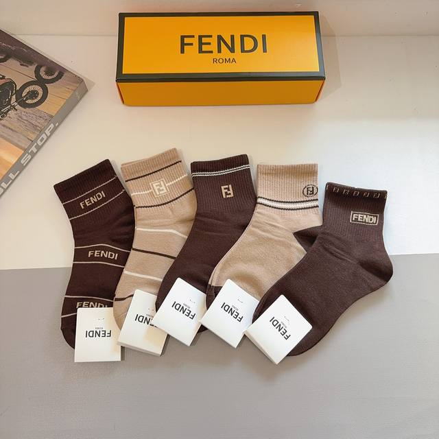 配包装 一盒5双 Fendi 芬迪 字母双Ｆ经典款中筒袜子，实用好穿 柔软透气，时尚百搭款，大牌出街。