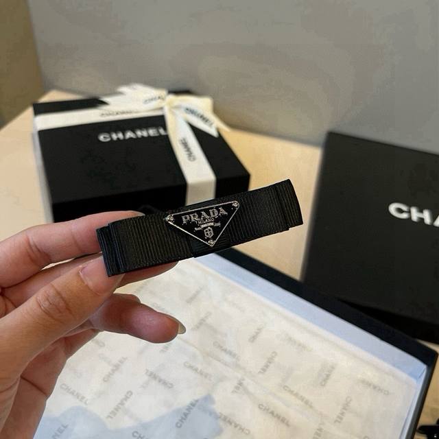 单个 prada普拉达发夹