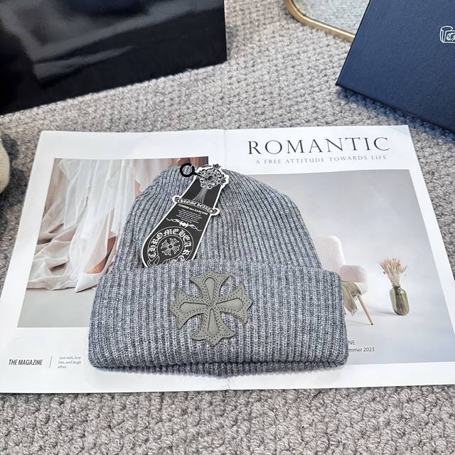 克罗心 秋冬款羊毛针织毛线帽 这款必定是极简主义的最爱 干净，利索，时尚百搭，绝对不挑脸型！ 属于时尚经典的万年款！