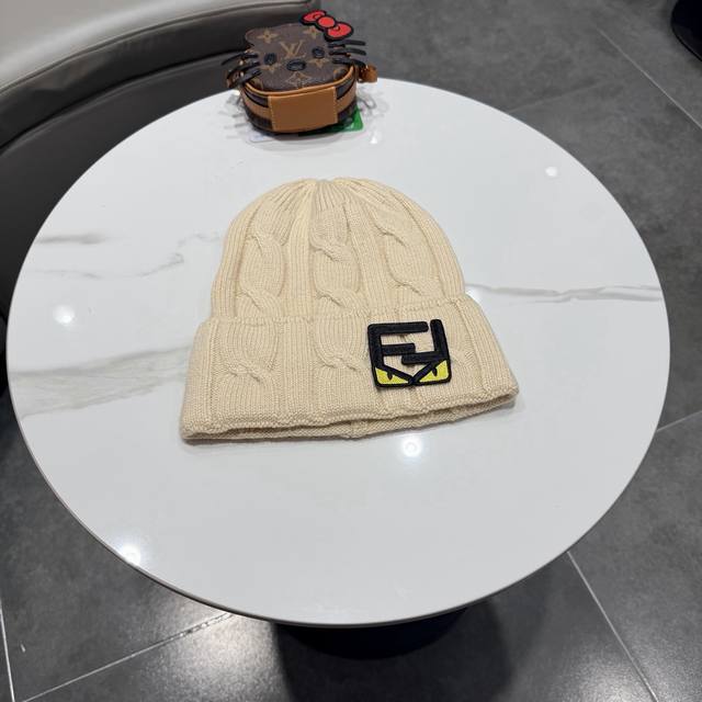 芬迪 Ff 高品质毛线帽 校园操场跑道即视感画面有木有经典款的帽型配确实别有一番味道 青春洋溢 充满活力