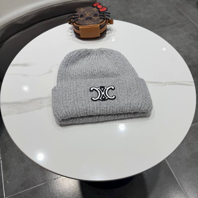 Celine赛琳 高品质羊毛新款经典休闲潮流款 毛线帽 日韩风格，随便搭配都超好看！出门旅游，绝对要入手的一款。