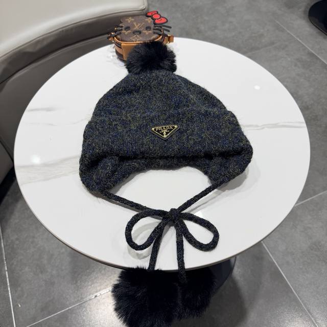 prada普拉达含羊毛显脸小纯色系带针织帽女秋冬新款保暖毛球毛线帽护耳雷锋帽