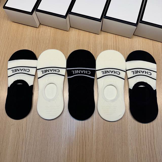 特 Chanel 香奈儿Ch新品女款隐形袜子 一盒五双 提花经典字母标志，纯棉材质，超舒适超美腻大牌出街，潮人必备超好搭