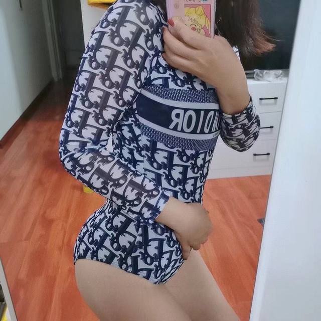 Dior 迪奥长袖连体防晒泳衣，收腰显瘦显腿长！超Nice 平时可以配牛仔裤、短裤当连体衣穿！码数Smlxl