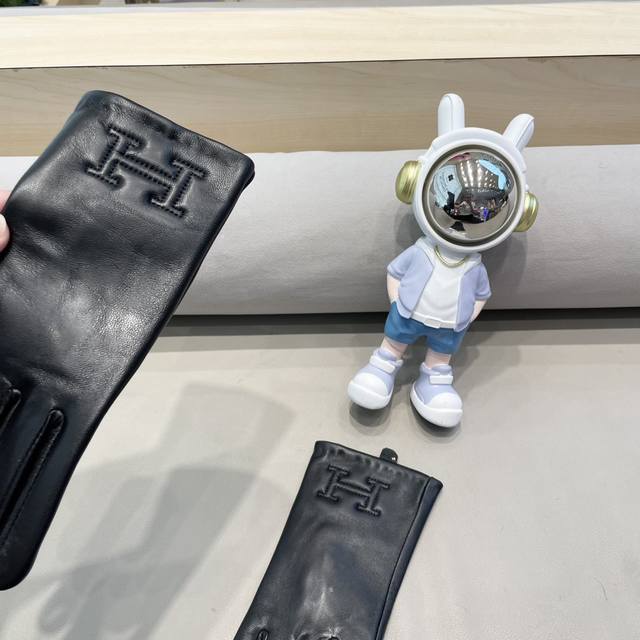 女款2025新款独家首发触屏手套 爱马仕 原单品质 官网同步女士新款高档羊皮手套女神集美们首选 必备不可错过百分百选用进口羊皮 皮质细腻柔软 认准进口羊皮特有手