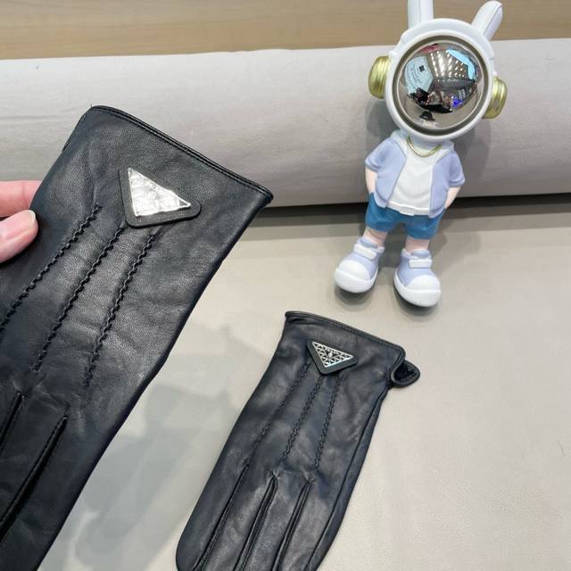 配包装男款2025新款独家首发触屏手套 男士手套普拉达男款 原单品质 官网同步男士新款高档羊皮手套不可错过百分百选用进口羊皮 皮质细腻柔软 认准进口羊皮特有手感