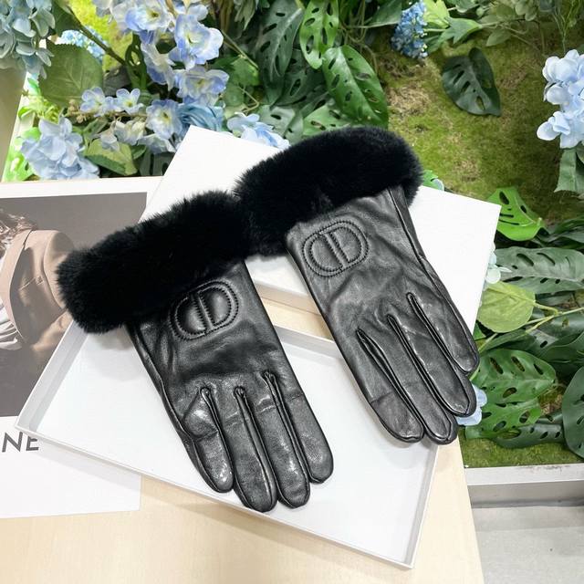 配包装女款迪奥Didr新款秋冬懒兔毛Cd羊皮刺绣手套手机触屏，值得对比同款不同品质，秒杀市场差产品，进口一级羊皮懒兔毛内里加绒 经典不过时款.喜欢可以入手了，这