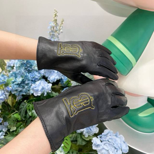 配包装女款新款独家首发触屏手套 巴宝莉刺秀金线女款羊皮手套 原单品质 官网同步女士新款高档羊皮手套女神首选 不可错过百分百选用进口羊皮 皮质细腻柔软 认准进口羊