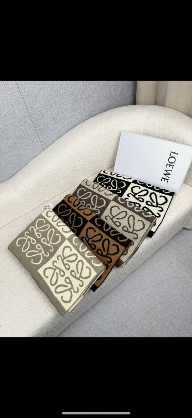 Loewe。新款针织围巾！低调的奢侈感。极品柔美精英高手级别的时髦感围巾！这款Loewe羊绒提花围巾越看越爱，越看越时髦！这种工艺和配色一看就知道不是一般的，非