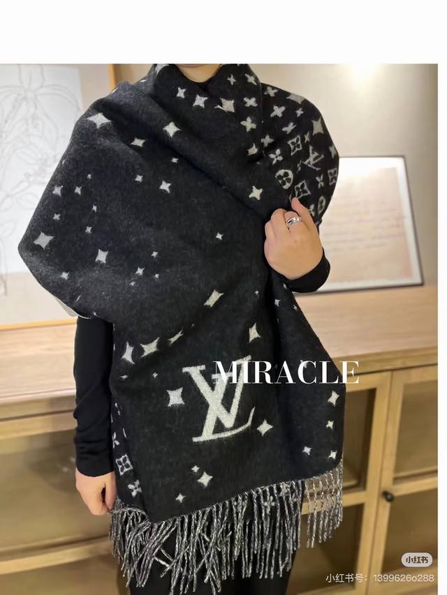 高品质羊绒围巾！ 打破“便宜没好货”的传统观念！对标市场上几百元以上的品质，先秒先得！ Galaxy 星空羊绒披肩 关晓彤同款！传承经典老花羊绒披肩 ，以著名M