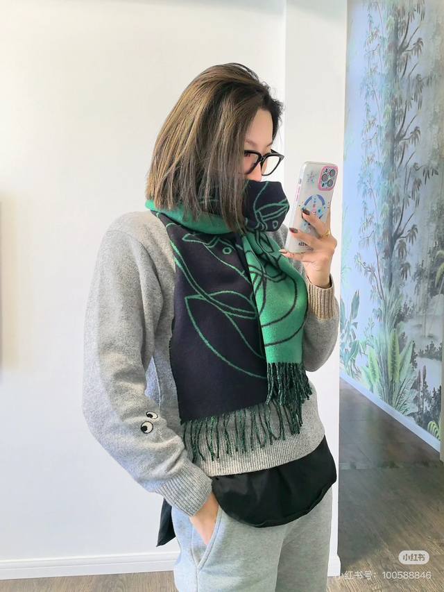 爱马仕Casaque Entrelacs Equestres围巾这款山羊绒围巾采用细腻的撞色提花编织，呈现杰夫 麦克菲里奇 Ge Mcfetrie 设计的Ent