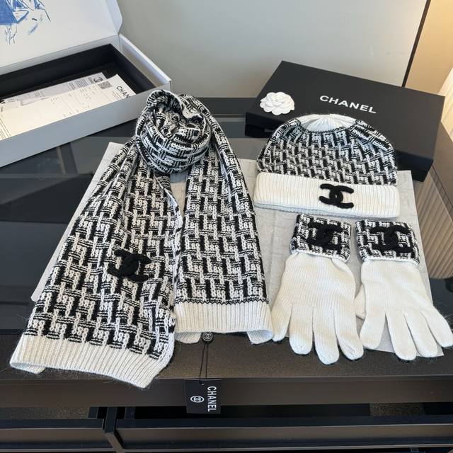 线绒标志三件套 195*35Cm.冷帽均码.100%山羊绒 精选顶级羊绒材质，与在肌肤接触的瞬间，即刻传递云朵般柔软触感。独特的针织结构不仅增强了单品的保暖性能