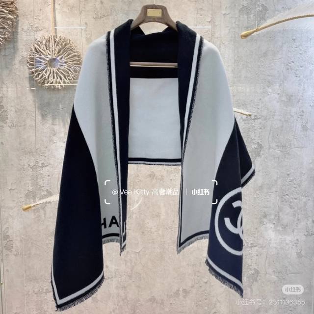 黑白对称大披肩 Size：190X70Cm 98%羊绒 2%羊毛 对版原单品质 黑白配色太经典啦！可盐可甜 两侧各采用香家标识性Logo 落款，精致锁边拆须 双