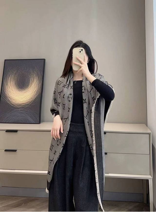 Lv质感好牛，超赞小披肩~！ 手感巨Nb，蓬松柔软，奢华有质感！！尺寸规格：120Cm*120Cm，70%羊毛30%桑.