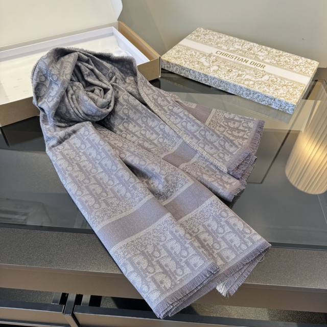 原单对版质量 方巾 Dior披肩经典字母搭配丝毛混纺的华美质感，与成衣和配饰系列单品搭配相宜。 尺寸：140 X 140Cm 面料： 57%羊毛，43%真丝 D