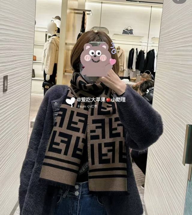 Size：35*180Cm 来喽Fendi每年都抢破头的 大气温婉，可美可美哒 Fendi 原单双面围巾 今年秋冬天是焦糖味的 羊毛围巾手感柔软 保暖效果非常好