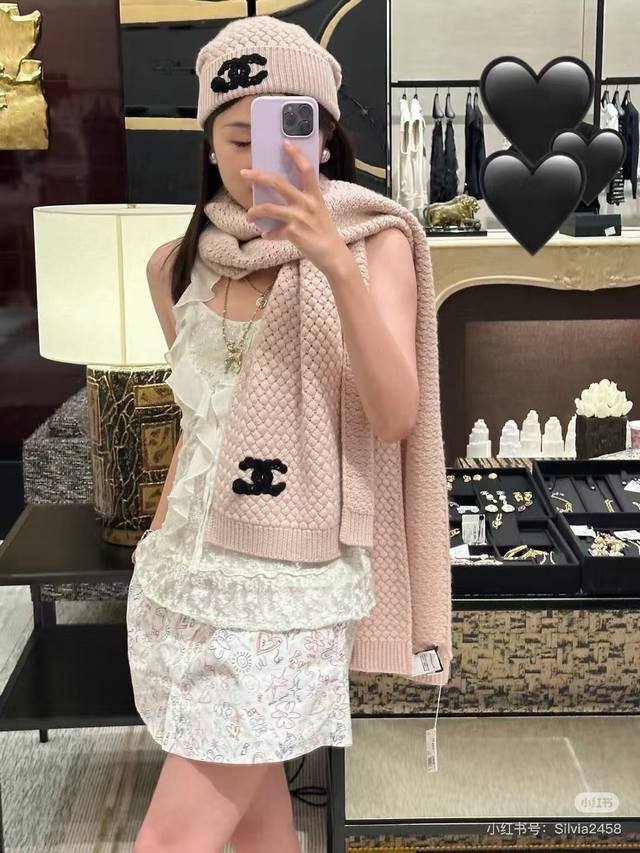Chanel2025官方新款围巾帽子套装，百分百羊绒 暖暖呼呼，超级舒服～冬日小姐姐减龄神器哦～这个冬天你就差这么一套啦～又保暖又时尚！通用款可以做情侣款！防伪
