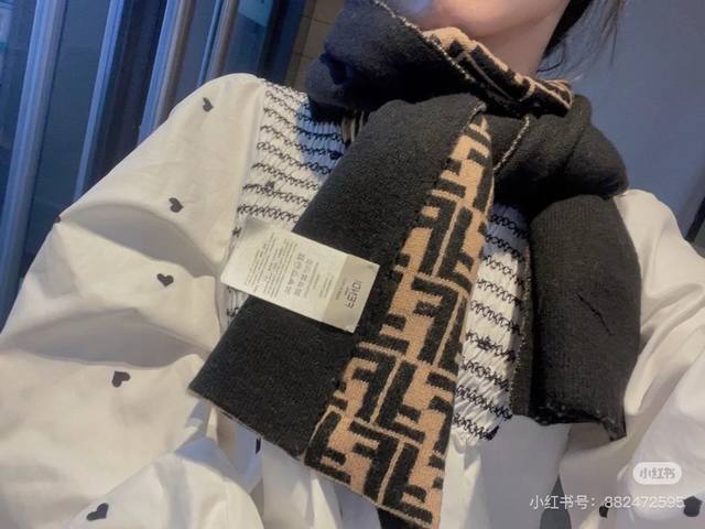 芬迪喜欢小众不撞款的Fendi推荐入！ 时髦过冬！！非常的低调奢华，精致大气的简约设计，高级时髦精必入推荐，上身的感觉真的散发非凡的气质！自带高级气场 独有的高