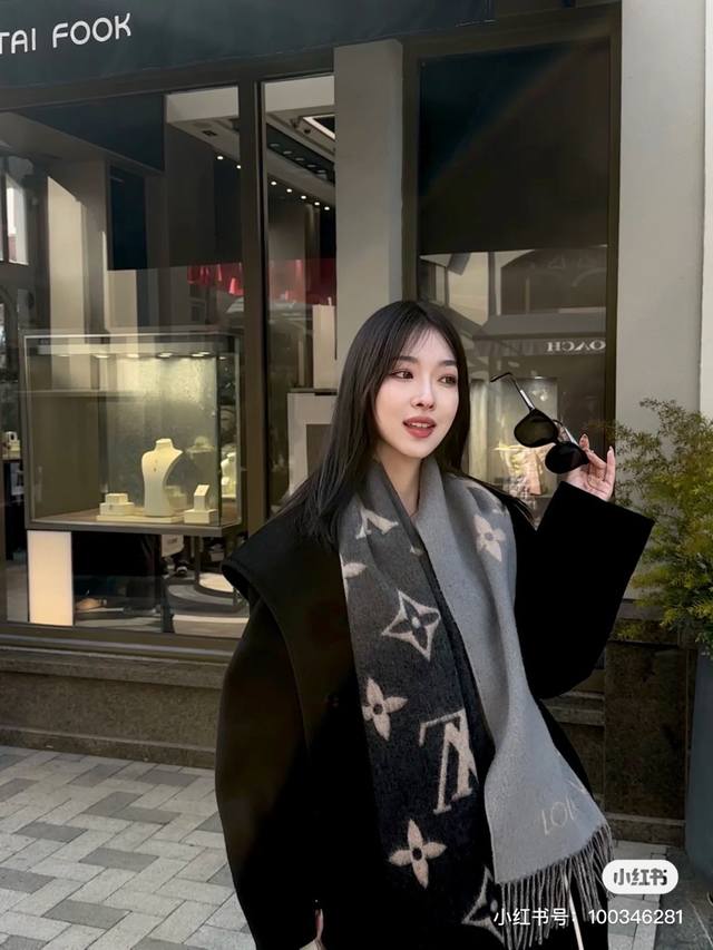 渐变咖 Lv万众瞩目的货品 总算不负众望将最好的东西呈现给大家 看似简单的三色断染渐变 实际超级有难度的工艺 完全不是染色而成 前后调色无数次 为的就是调出渐变