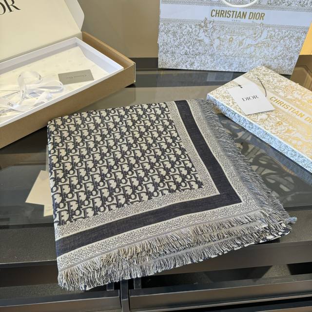 Dior迪奥方巾高段位！是的女人！经典旧花新演绎！！ 实物有被惊艳到！！今年秋冬新出的Cge提花披肩，采用轻盈的羊毛、桑蚕丝和羊绒混纺面料精心制作，重新诠释标志