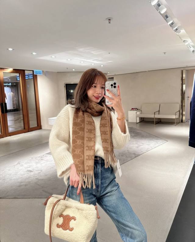 2015年Celine凯旋门散林老花羊绒终于出货了 很多宝宝要的上身图来啦！羊绒的质地戴起来软乎乎超舒服！双面明暗对比色，围起来不会那么单调.冬秋季必入款材料超