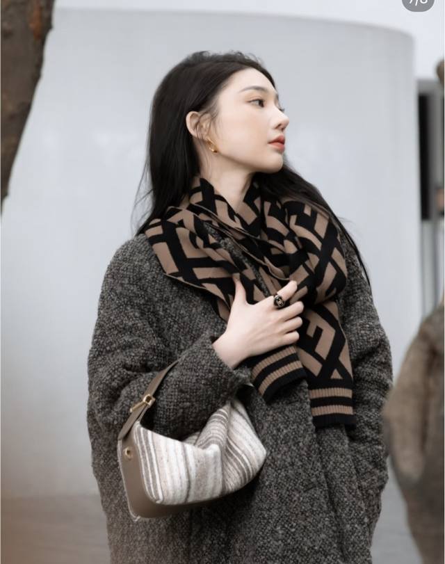 F家。 时髦好看得要命！！这种F一定要见好就收 最好的品质才好意思让你们大大方方的美！！吐老血推荐啊！！品质无敌非常厚实温暖！款式更不用多说，Ff老花最抢手的单