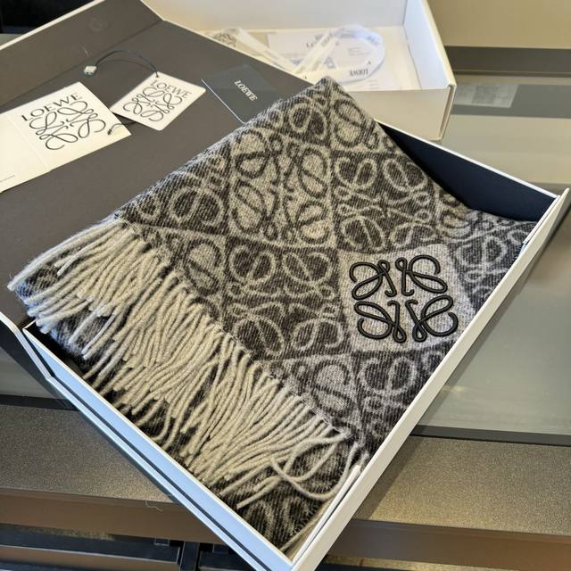 刺绣版 罗意威Loewe2025最新款最火围巾，双面羊毛和羊绒围巾，点缀双色格纹 Anagram 缇花图案。奶茶色此款围巾号称断货王，上身效果真是没话说！