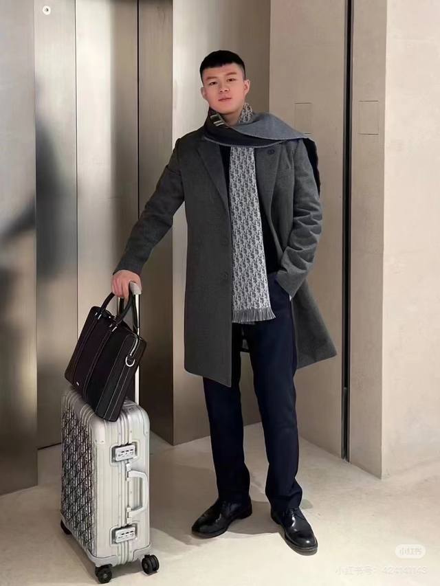 Dior官网最新款双面围巾男女士的福利 超温柔洋气的双面设计感觉这个比以往的设计都更显年轻更显温柔更气质有木有！！感觉她能与一万件上衣匹配在一起，双面围巾设计