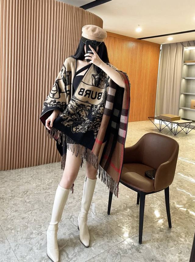 新 战马双面斗篷 美拉德色 130X155Cm 成份 100%羊绒 爆款斗篷 冬日必备！精致小羊皮锁边-两面风格 一面战马刺绣图案搭配一面经典格纹，融入创新 比