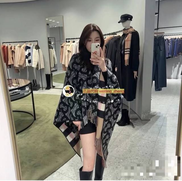 牛货斗篷，Burberry最新款双面提花斗篷大披肩 Tb属专标识配经典格子，皮边也是很柔软很舒服的。这款U型绒羊毛毯，能当毯能子当一件大外套，很难遇这到样的极好