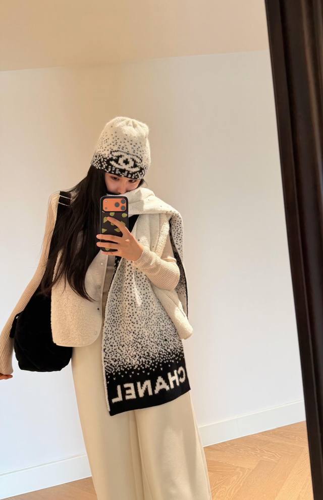 套装 新款Chanel 香奈儿难得一见的针织单品，温柔配色，超级迷恋气质低调恬静又不失优雅 重点推荐一秒心动啊！！！高级，奢华！永恒！不是那种过眼云烟的款式！！