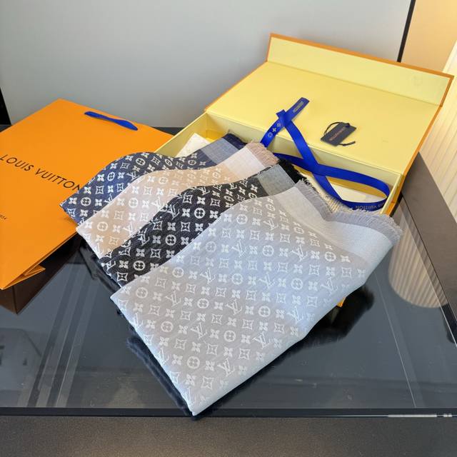 上手质感好牛，Lv新鲜出炉的超赞小披肩~披肩尺寸是少有的120Cm*120Cm，小字母老花的设计，真的超级心水，尺寸设计都刚刚好的感觉，高级的特别有氛围感！！重