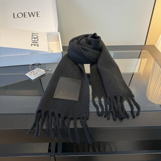 p顶级进口羊绒 小红书同款 Loewe罗意威新品彩色马海毛围巾斯德哥尔摩的温暖色彩，第一眼便爱上，超高颜值，梦幻配色Loewe的围巾总是让人惊喜，融入北欧暖色系