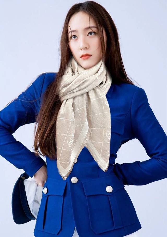 香奈儿上新经典茶花优雅Coco风 Chanel最新丝绒大方巾~气质到骨子里 香奶奶新一季的面料超高级，真心超级柔软，丝丝顺滑，韧性很强 不容易被轻易勾丝 今年新