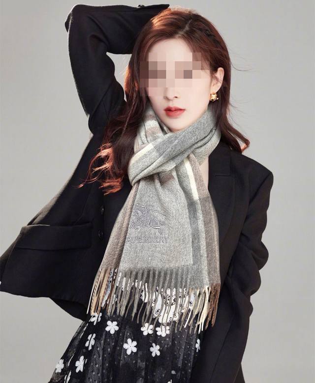 110%山羊绒 2025巴宝莉采用内蒙古顶级山羊绒，最新款男女通用情侣款重磅推荐 经典的格子，永不过时非常保暖柔软亲肤，不扎脖经典巴宝莉格纹设计太美了赶紧下手吧