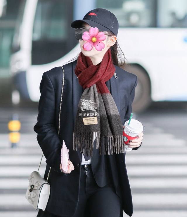 新款巴宝莉100%羊绒 2025最爆款 采用内蒙古山羊绒 男女士情侣款围巾太美了让人耳目一新的感觉 手感柔软舒适，棒棒哒加上精美Logo刺绣高端大气，值得必备款